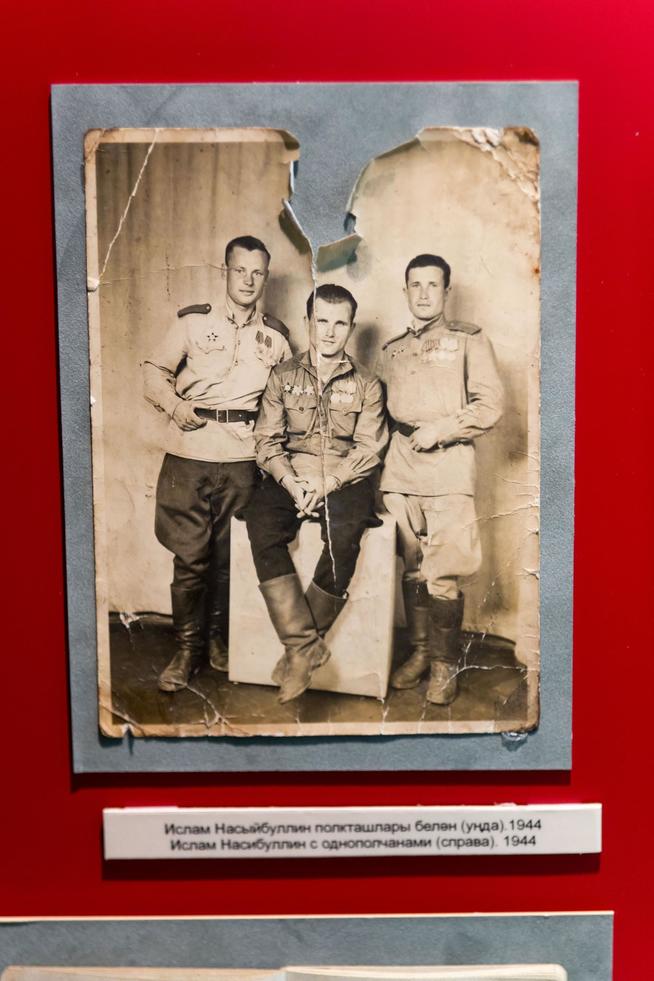 Фото №1073. Фото. Насибуллин И.Н. (справа) с однополчанами. 1944