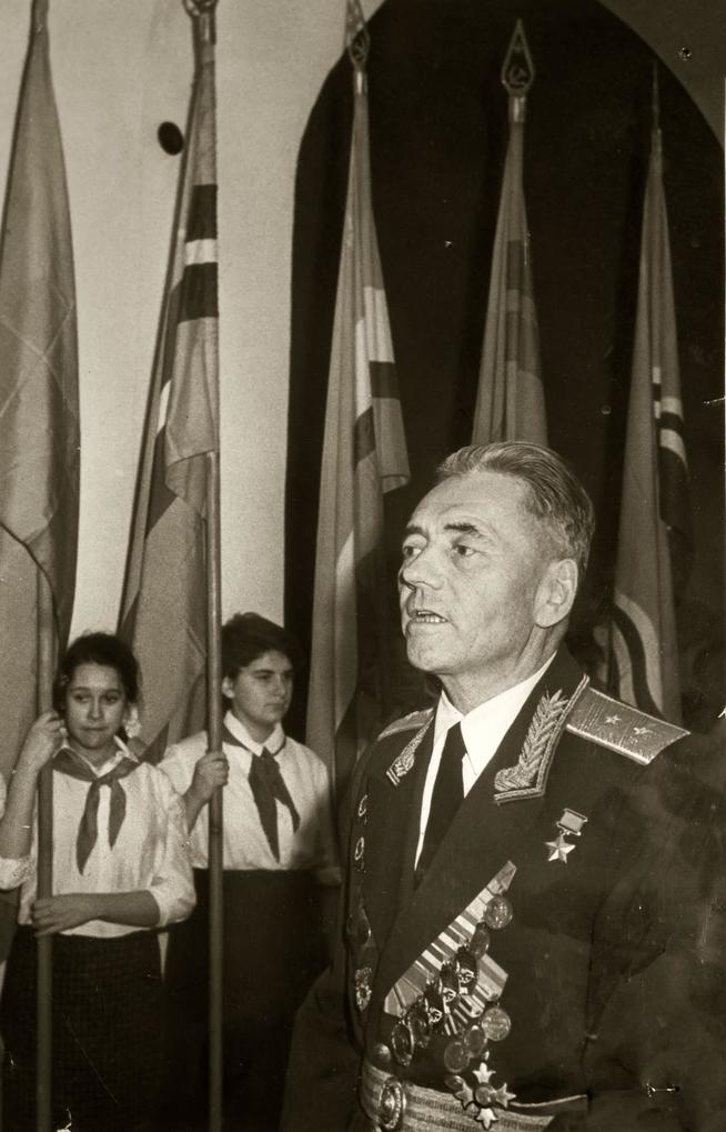 Фото №10285. Фото. Герой Советского Союза Сафиуллин Г.Б. 1960-е