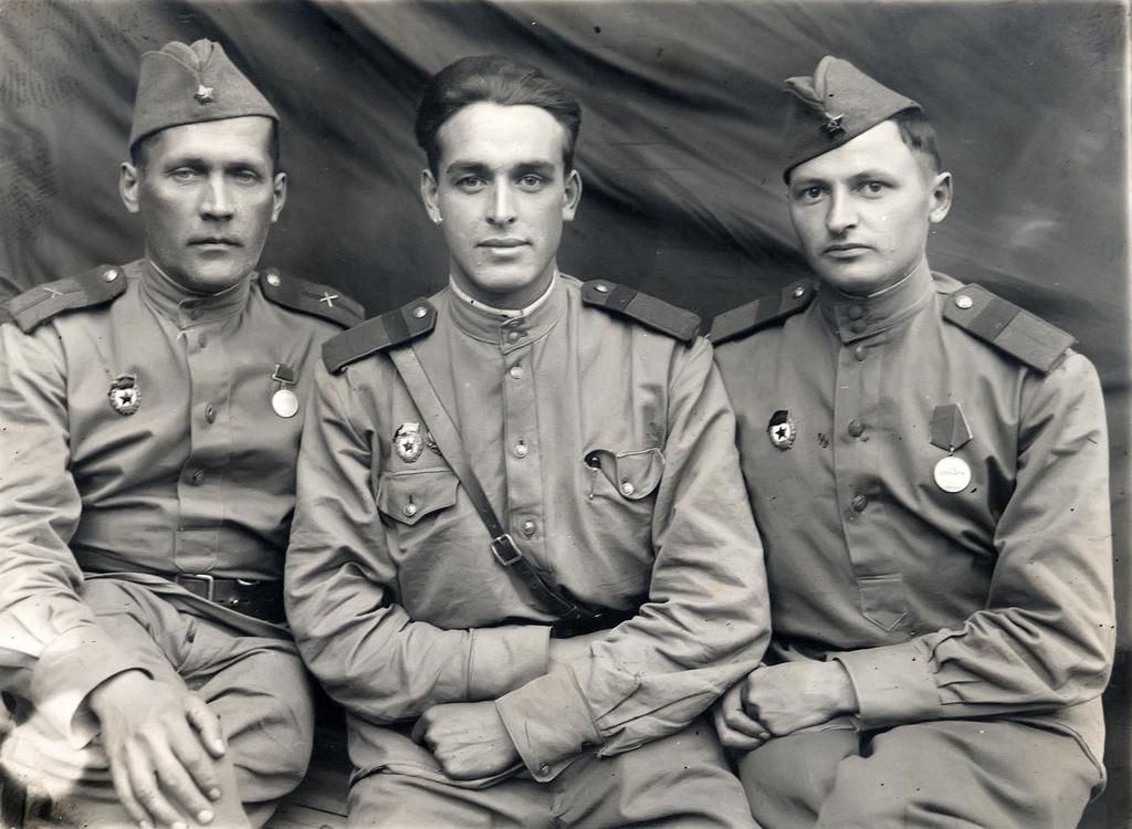 Фото №34028. Фото. Музафаров Б.Х. (в центре) - участник Великой Отечественной войны с боевыми товарищами Кашурниковым и Ивановым. 1945