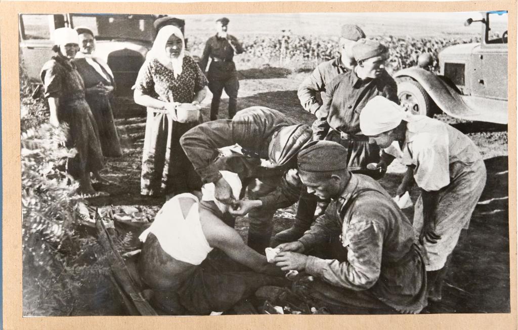 Фото №24418. Фото. Перевязка раненых. Аксубаевский район. 1942-1945