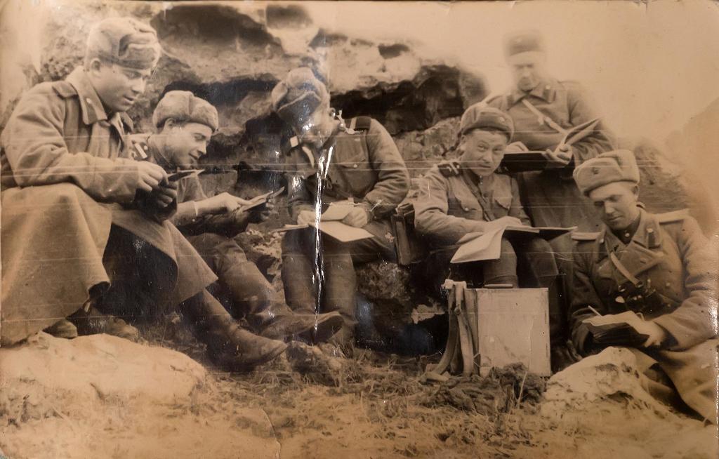 Фото №24598. Фото. Макаров В.И. (третий справа) с боевыми товарищами. 1940-е 
