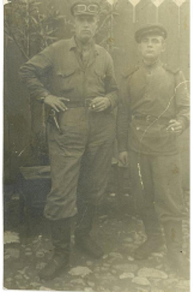 Колсанов  слева с товарищем 1944г::Фотографии участников Великой Отечественной войны и документы по Спасскому району (до 1946г.) g2id41906