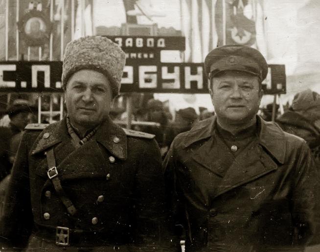 Фото. Генерал-лейтенант авиации Окулов В.А.(слева) 1940-е::Музей трудовой славы КАЗ им. С.П. Горбунова g2id38891