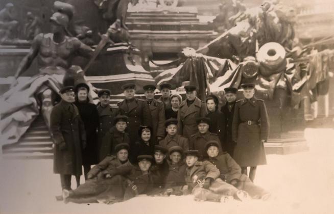 Фото. Ераполов К.Ф.(стоит справа) Берлин. 1945::Музей трудовой славы КАЗ им. С.П. Горбунова g2id39395