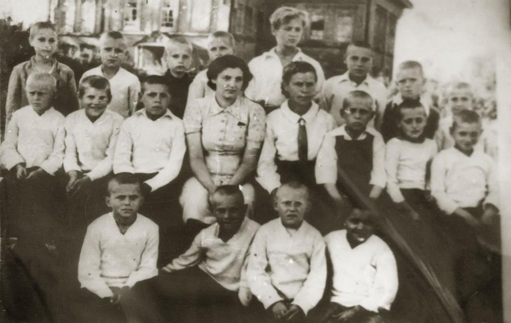 Фото №5105. Фото. Группа мальчиков, эвакуированных в Большой Менгер. 1944