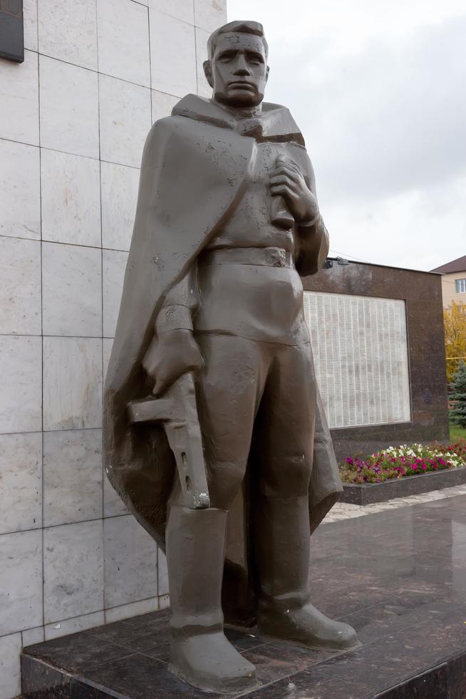 Фото №27372. Мемориальный комплекс. Памятник солдату.  г. Нурлат. 2014
