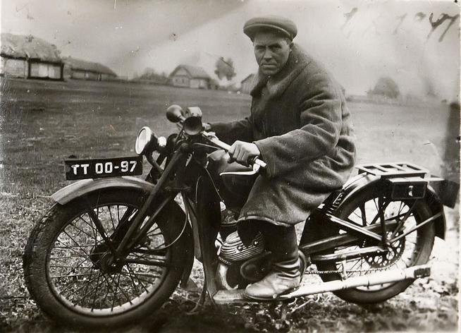 Фото.Фагерутдинов Кутбутдин хозяин мотоцикла. 1930-е::Региональный музей истории Закамья и г. Нурлат g2id27644