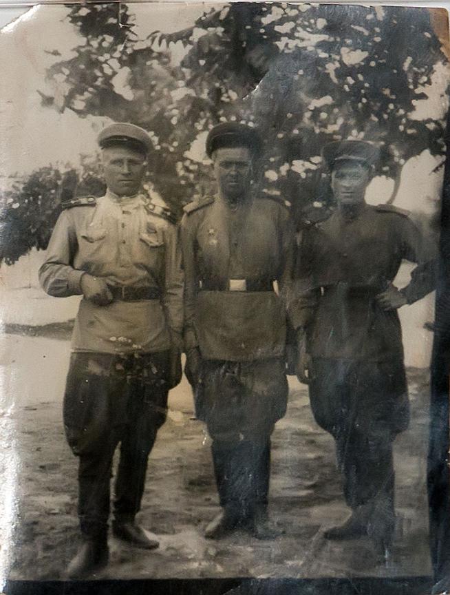 Фото.Фагерутдинов К.Ф.(слева )с боевыми товарищами. 1940-е::Региональный музей истории Закамья и г. Нурлат g2id27648