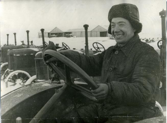 Г.Каримуллин - тракторист Арской  МТС. ТАССР. 1942::Сельское хозяйство g2id89505