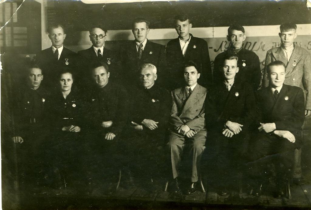 Фото №89648. Фото.Первая группа работников завода награжденных орденами и медалями за успешное выполнение заданий фронта. 1944
