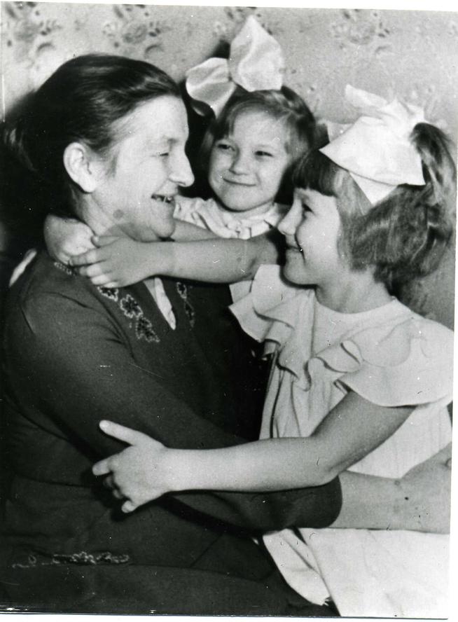 Фото №89879. Фото. М.Г. Сыртланова с дочерьми. 1958