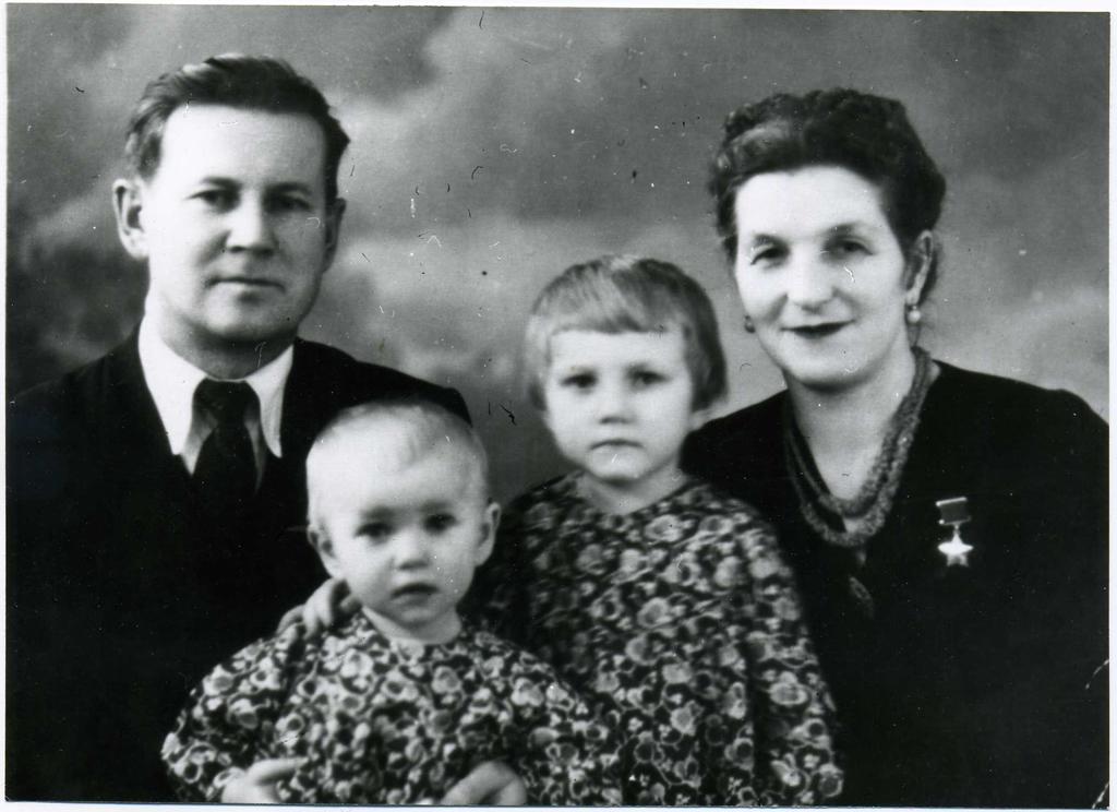 Фото №89889. Фото. Сыртланова М.Г. с мужем Бабкиным М.Ф. и дочерьми Натальей и Светланой. 1960-е
