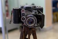 Фотоаппарат «Момент» на штативе. СССР. Москва. Сер. ХХ. Металл, кожа, дерево