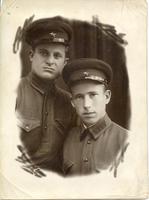 Абдурашитов И.А. 1917г.р.слева