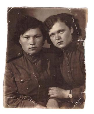 . Вахитова С.А. (справа) с сослуживицей. 10 июня 1944 года::МБУК «Краеведческий музей» Мензелинского муниципального района РТ g2id106769