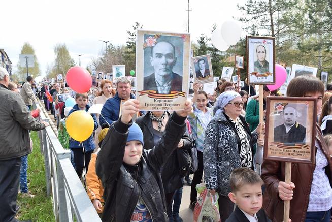 Бессмертный полк в Менделеевске. 9 мая 2017 года::Менделеевский район g2id107303