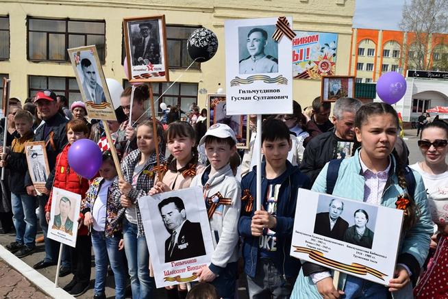 Бессмертный полк в Менделеевске. 9 мая 2017 года::Менделеевский район g2id107307