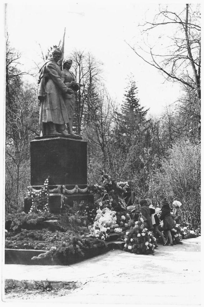 КП-1636. Возложение венков к памятнику Павшим воинам::Материалы, предоставленные Мензелинским музеем g2id107648