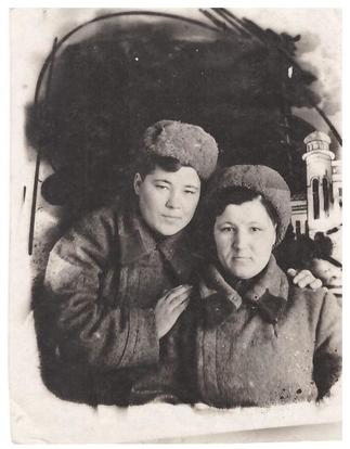 КП-1773. Казакова П.В. (слева) с боевой подругой::Материалы, предоставленные Мензелинским музеем g2id107655