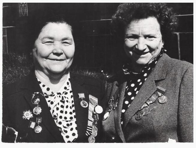 КП-2904. Младший сержант Л.Г. Гарипова и зенитчица Р.А. Волкова::Материалы, предоставленные Мензелинским музеем g2id107726