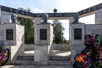 Монумент павшим воинам.На постаментах бюсты Героев Советского Союза. 2014
