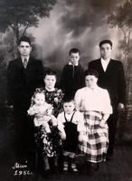 Фото. Хайруллина Б.А. (сидит справа) 1940-е