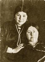 Фото. Сайфиева А. А.(стоит) 1940-е