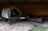 Телега и сани под навесом надворных построек Музея Т. Миннуллина. 2014