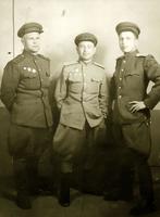 Фото. Валеев Х.В. (в центре) в группе офицеров. 1940-е