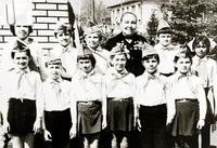 Фото. Е.М. Андронова (в центре) с членами поискового кружка в Ленинграде. 19 мая 1980 года