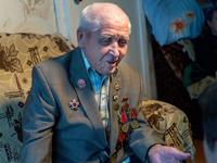 Фото. Ветеран Великой Отечественной войны Набиуллин Г.Ш. дает интервью с воспоминаниями о годах войны. 2014