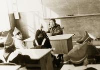 Фото. Встреча жены Нуха Идрисова с пионерами в школе. 1970-е