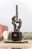 Памятник нефтяникам перед ДК «Нефтьче»