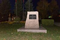 Мемориальный камень с памятной табличкой  на территории санатория «Бакирово»