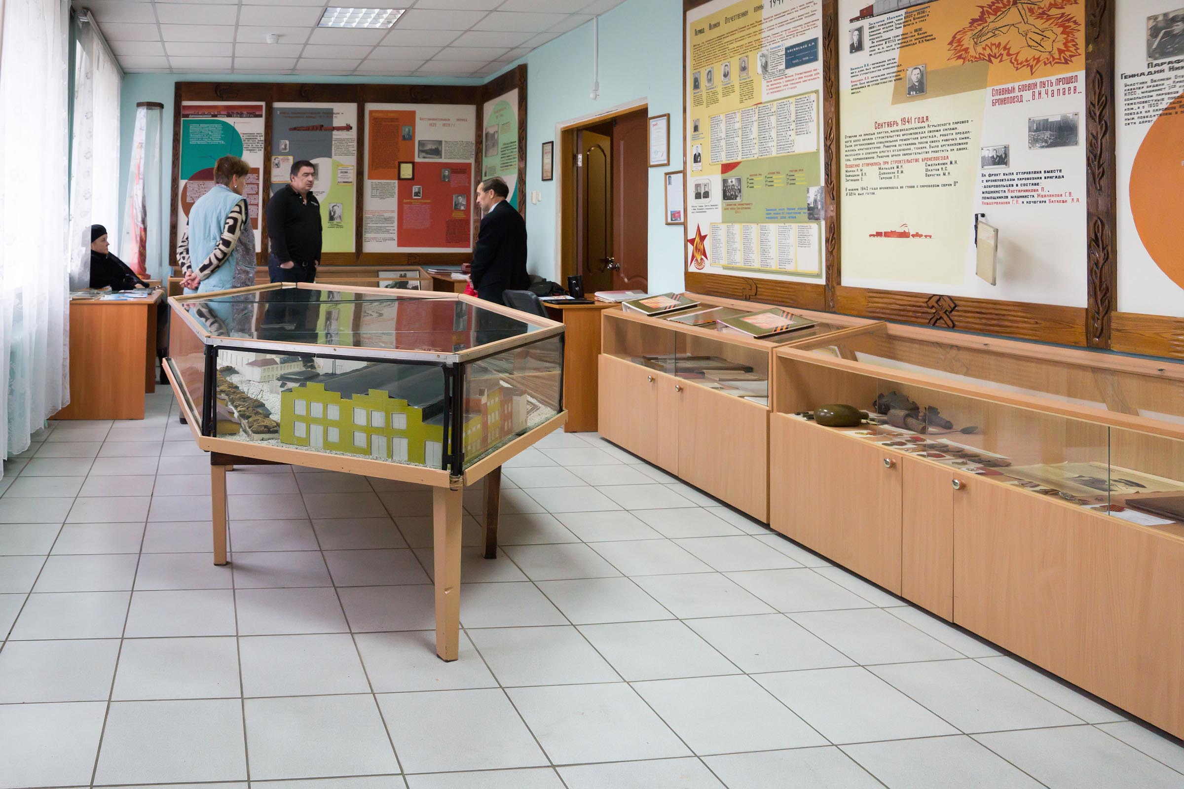 Фрагмент экспозиции Музея боевой и трудовой славы Эксплуатационного локомотивного депо станции Агрыз. 2014::Музей боевой и трудовой славы Эксплуатационного локомативного депо ст. Агрыз g2id23455