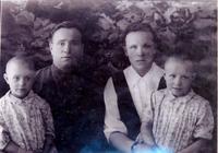 Фото. Краснова О.П. с мужем Красновым С.П. и детьми Сергеем и Раисой. 1942