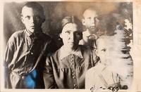 Фото. Еллиев Е.В. с родственниками. 1930-е