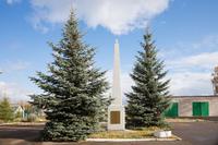 Обелиск во дворе СОШ №1. Учителям и учащимся Бавлинской СОШ №1, участникам ВОв