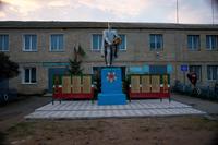 Памятник солдату возле Дома культуры с. Сугушла. 2014 г.