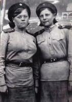 Фарухшина Накия Фарухшовна (1925 г.р.) с подругой