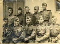 Фото.Киямов К.К.(2 ряд,2 слева) в группе радиотелеграфистов батальона связи. 1945