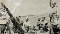 Фото ч/б. Орудийный расчет ведет огонь из миномета по фашистам. Закавказский фронт. июль 1942 г.