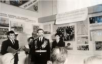 Фото ч/б. Полковник в отставке, пограничник, чекист Олешев Г.Н. выступает перед учащимися на мероприятии «Музей и дети»