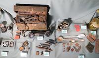 Витрина: личные вещи, предметы обихода, элементы амуниции времен войны