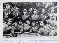 Фото. Вручение значков отличникам артиллерии на Днепре. Июль 1944 года