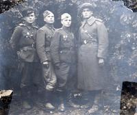 Фото. Музафаров Б.Х. - участник Великой Отечественной войны с боевыми товарищами Коднянским Л., Голясеевым Н., Синицыным С. 1945