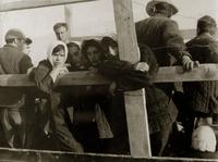 Фото. Студенты КАИ плывут на барже до Тетюш на строительство оборонных сооружений.1941