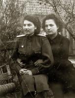 Фото. Крюкова К.П.(справа) с подругой. 1945.Кенигсберг