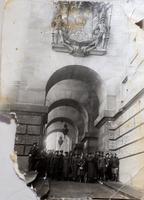 Фото. У здания Рейхстага. Берлин.30 апреля 1945. Чиж Р.В. (во втором ряду 4-й слева).