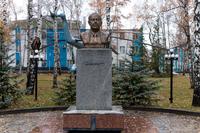 Бюст конструктора вертолетов Миля М.Л. на территории вертолетного завода. 2014